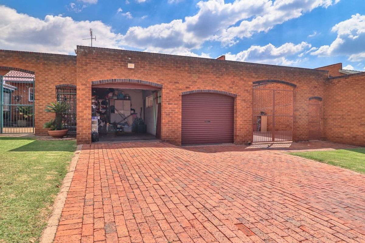 Spacious & Pet-Friendly 3 Bedroom Townhouse with Enclosed Balcony! - Photo 4
