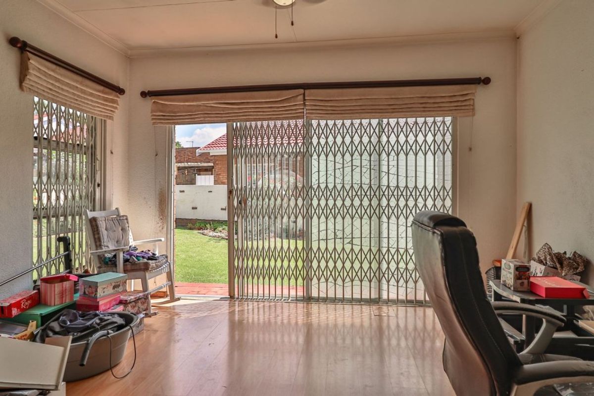 Spacious & Pet-Friendly 3 Bedroom Townhouse with Enclosed Balcony! - Photo 5