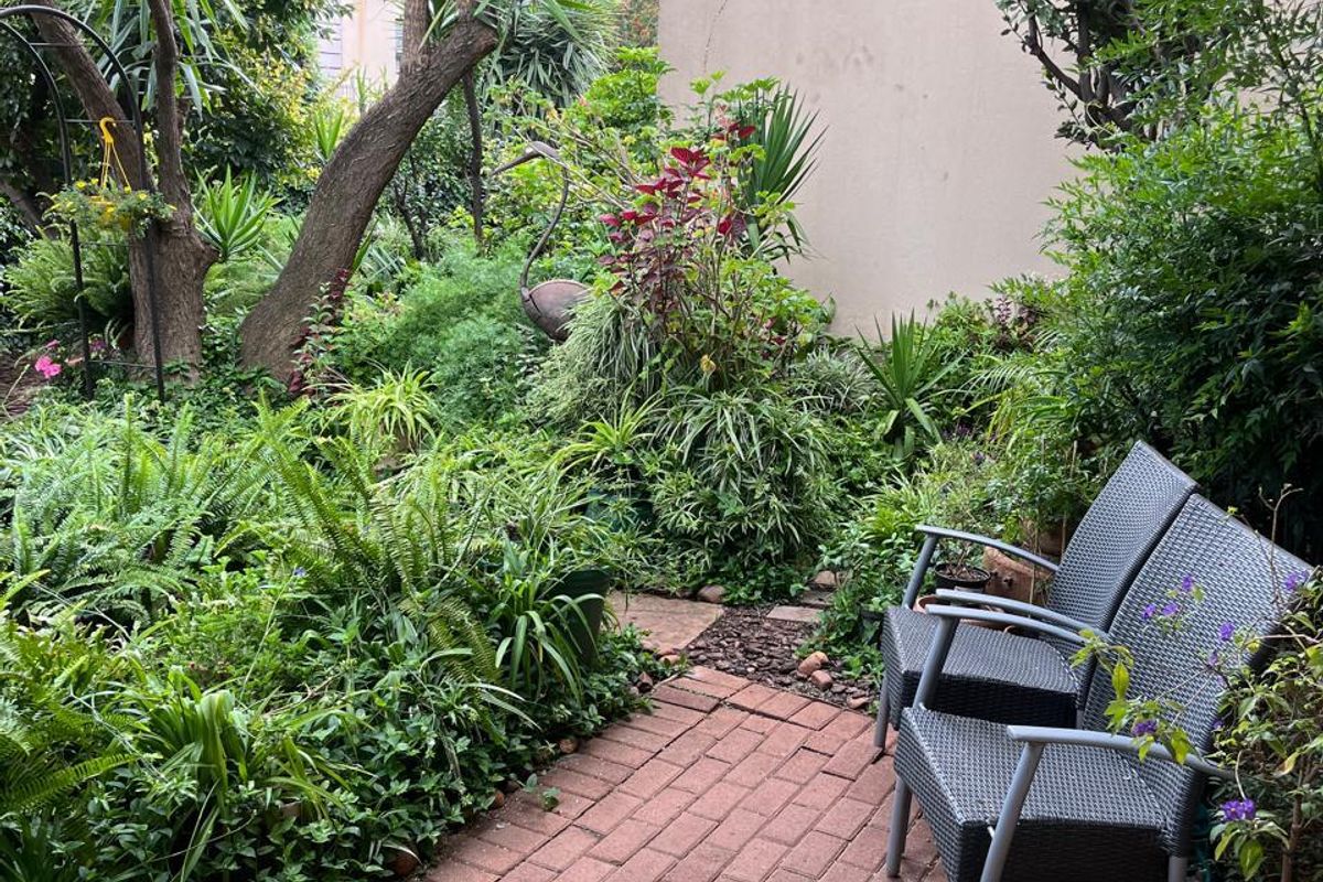 Charming 2 Bedroom Unit with Private Garden! - Photo 2