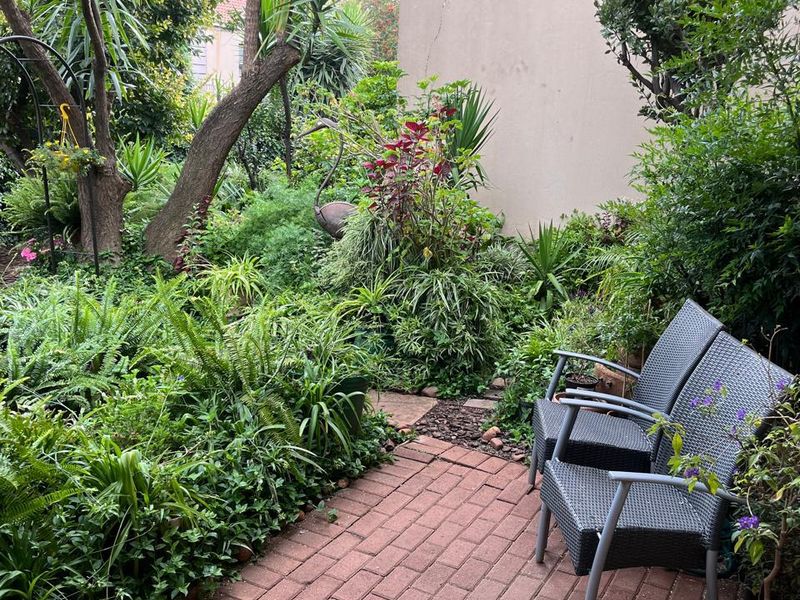 Charming 2 Bedroom Unit with Private Garden! - Photo 2