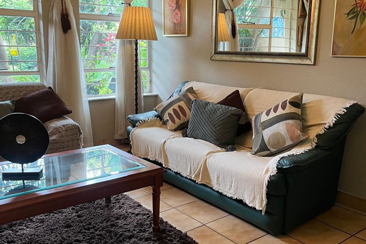 Charming 2 Bedroom Unit with Private Garden! - Photo 3