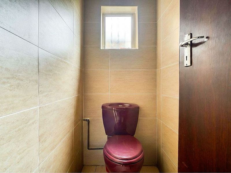 Spacious 3 Bedroom Upstairs Apartment with Utilities Included - Photo 9