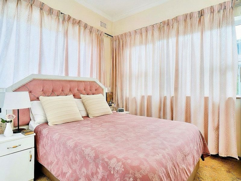 Spacious 3 Bedroom Upstairs Apartment with Utilities Included - Photo 6