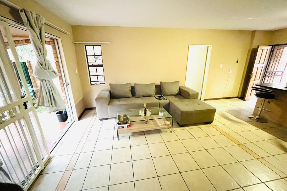 Spacious two bedroom and two bathroom apartment in Erand Garden, midrand - Photo 5