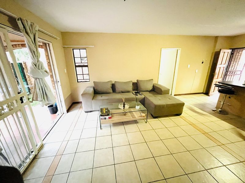 Spacious two bedroom and two bathroom apartment in Erand Garden, midrand - Photo 5