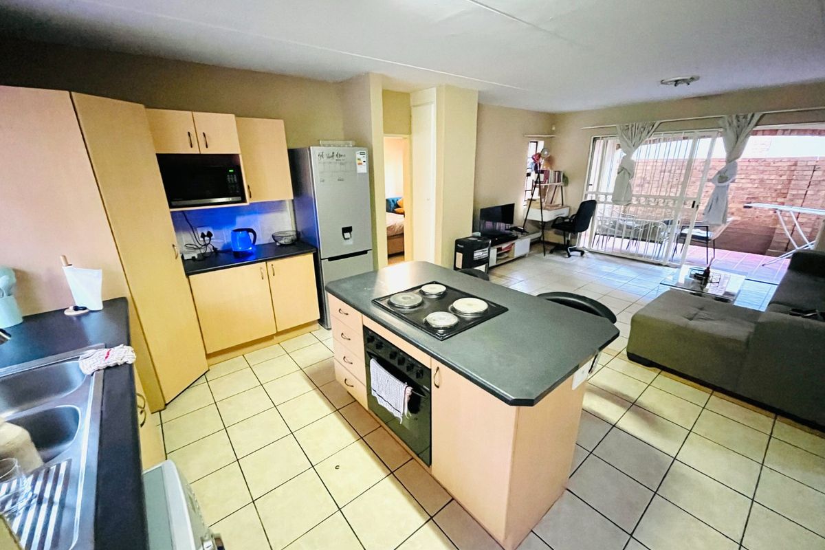 Spacious two bedroom and two bathroom apartment in Erand Garden, midrand - Photo 2