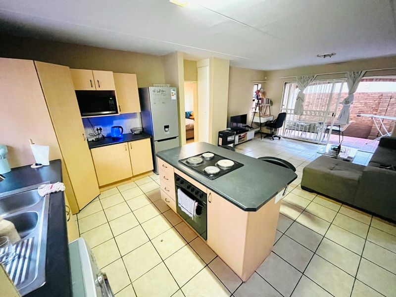 Spacious two bedroom and two bathroom apartment in Erand Garden, midrand - Photo 2