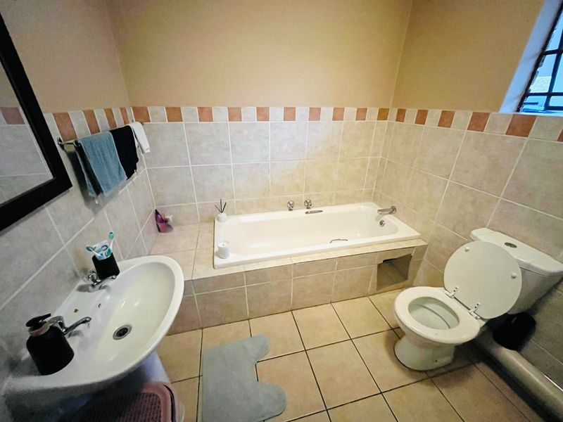 Spacious two bedroom and two bathroom apartment in Erand Garden, midrand - Photo 10