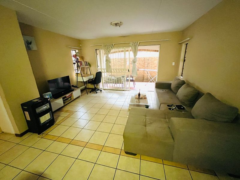 Spacious two bedroom and two bathroom apartment in Erand Garden, midrand - Photo 6