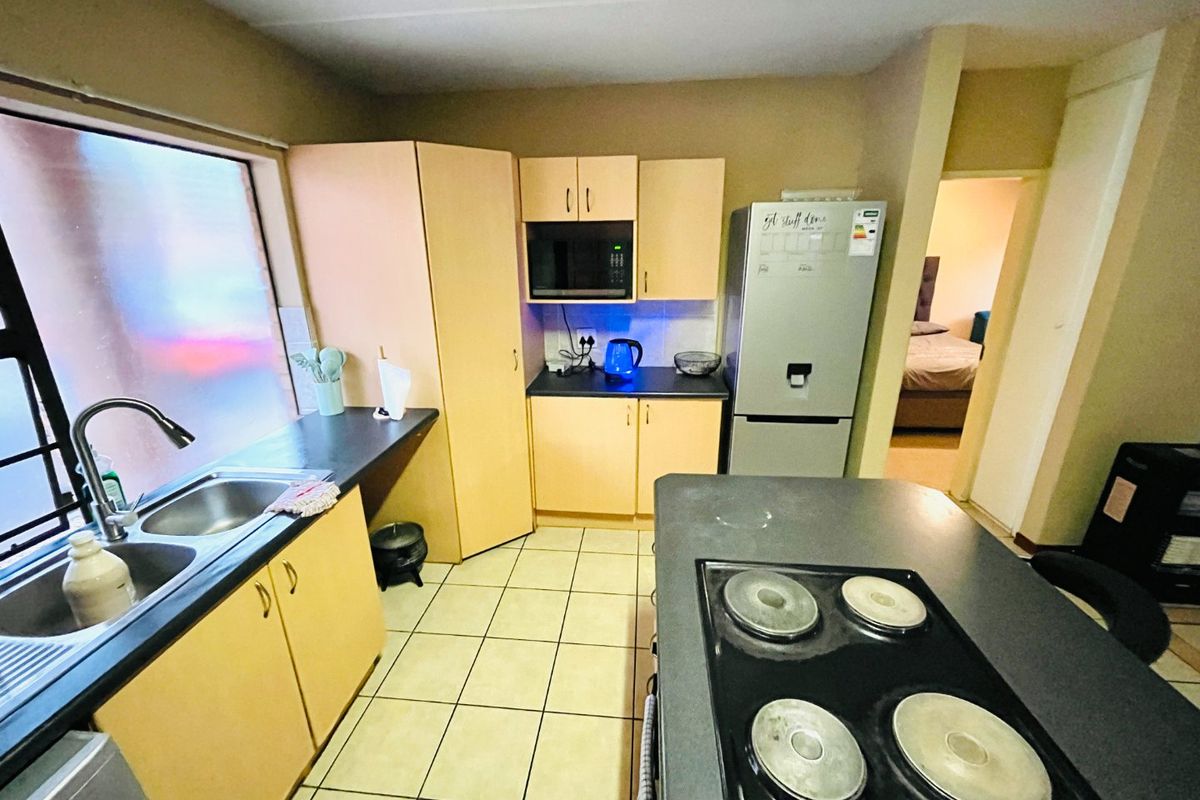 Spacious two bedroom and two bathroom apartment in Erand Garden, midrand - Photo 3