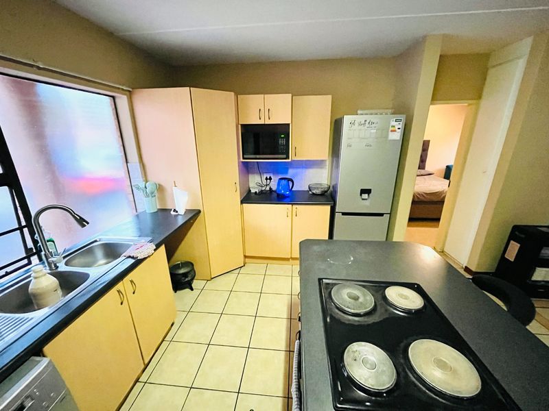 Spacious two bedroom and two bathroom apartment in Erand Garden, midrand - Photo 3
