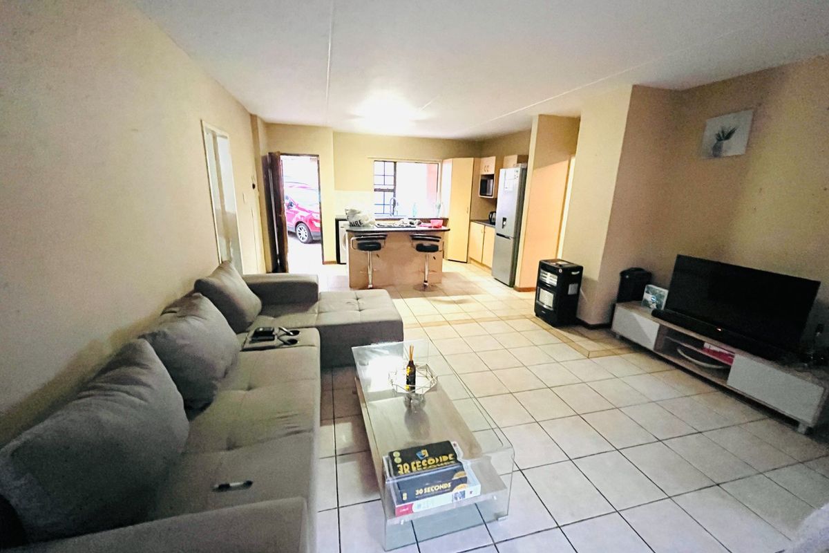 Spacious two bedroom and two bathroom apartment in Erand Garden, midrand - Photo 4