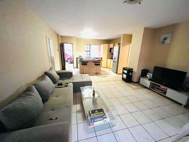 Spacious two bedroom and two bathroom apartment in Erand Garden, midrand - Photo 4