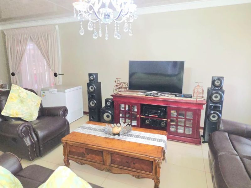 3 Bedroom House in Stilfontein Ext 4 for Sale - Photo 3