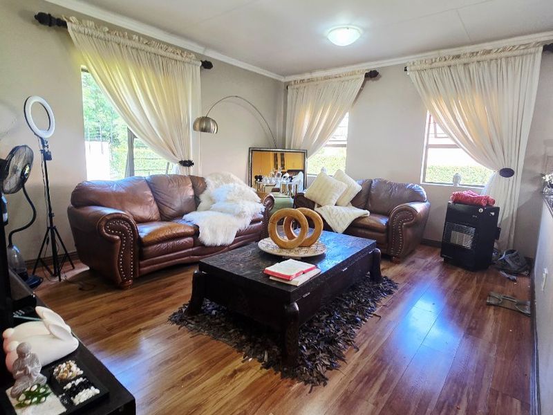 Elegant Full Title Townhouse - Photo 2