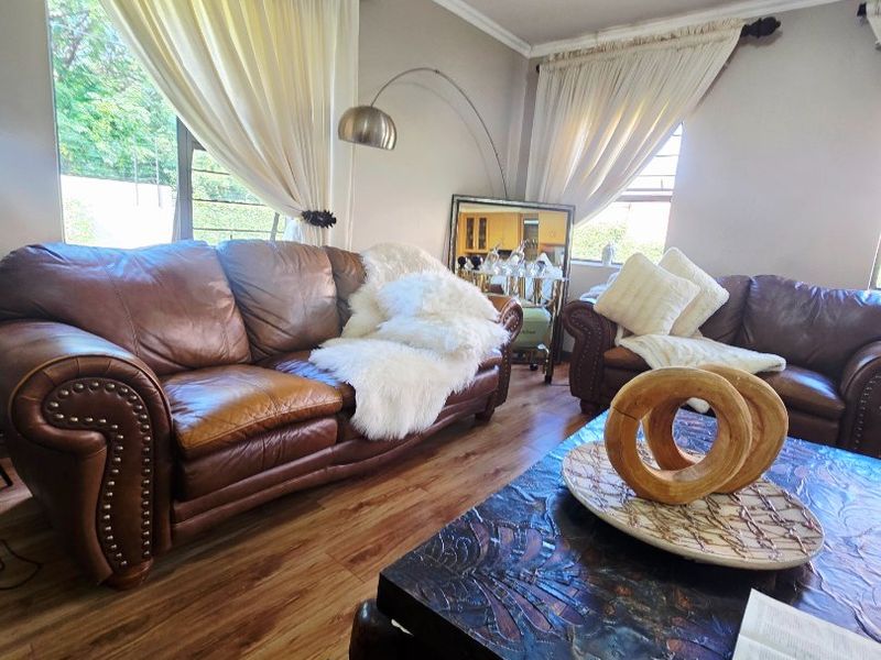 Elegant Full Title Townhouse - Photo 3