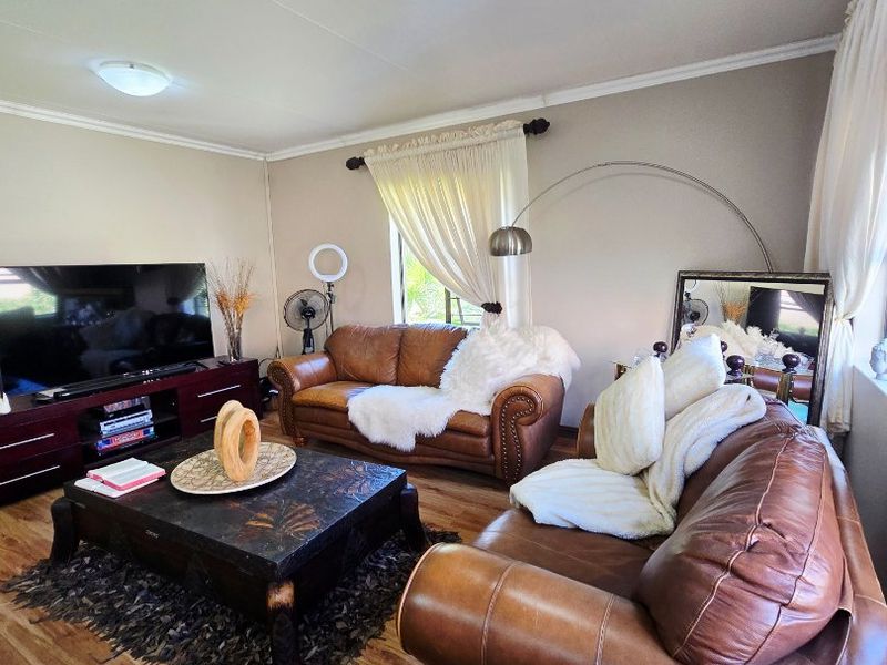 Elegant Full Title Townhouse - Photo 5