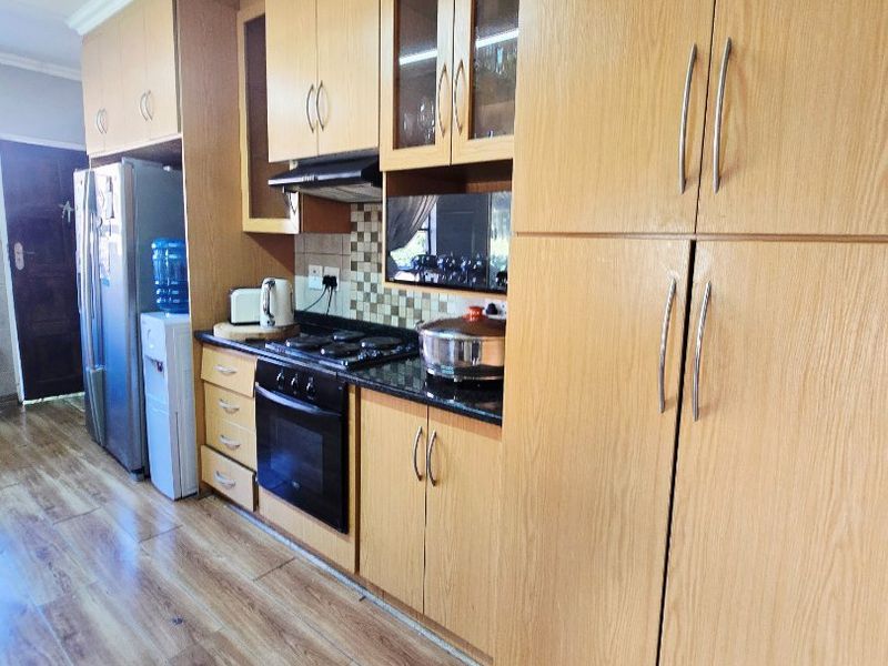 Elegant Full Title Townhouse - Photo 9