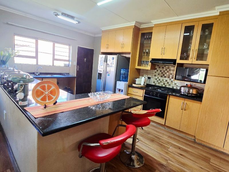 Elegant Full Title Townhouse - Photo 8