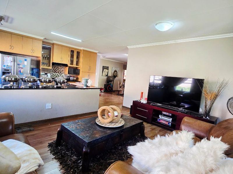 Elegant Full Title Townhouse - Photo 4