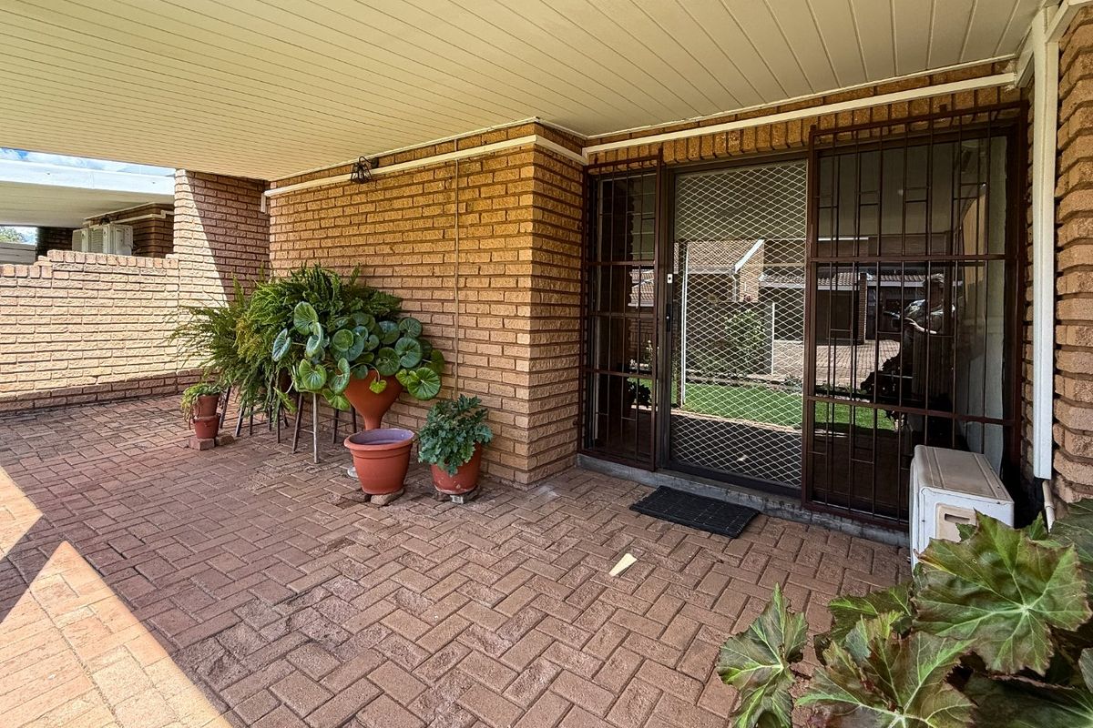 COZY UNIT IN A RETIREMENT VILLAGE - Photo 2