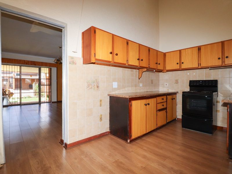 COZY UNIT IN A RETIREMENT VILLAGE - Photo 4