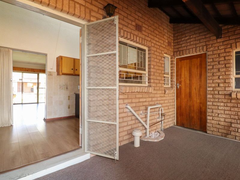 COZY UNIT IN A RETIREMENT VILLAGE - Photo 3