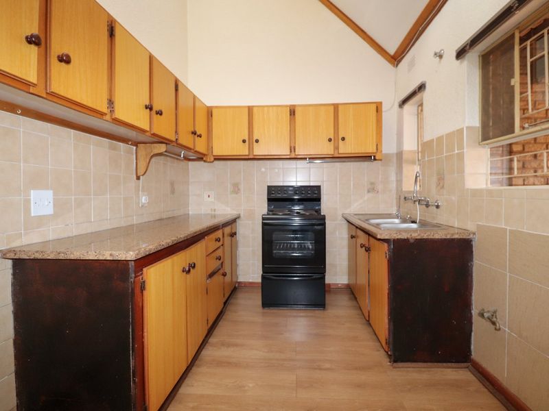 COZY UNIT IN A RETIREMENT VILLAGE - Photo 5