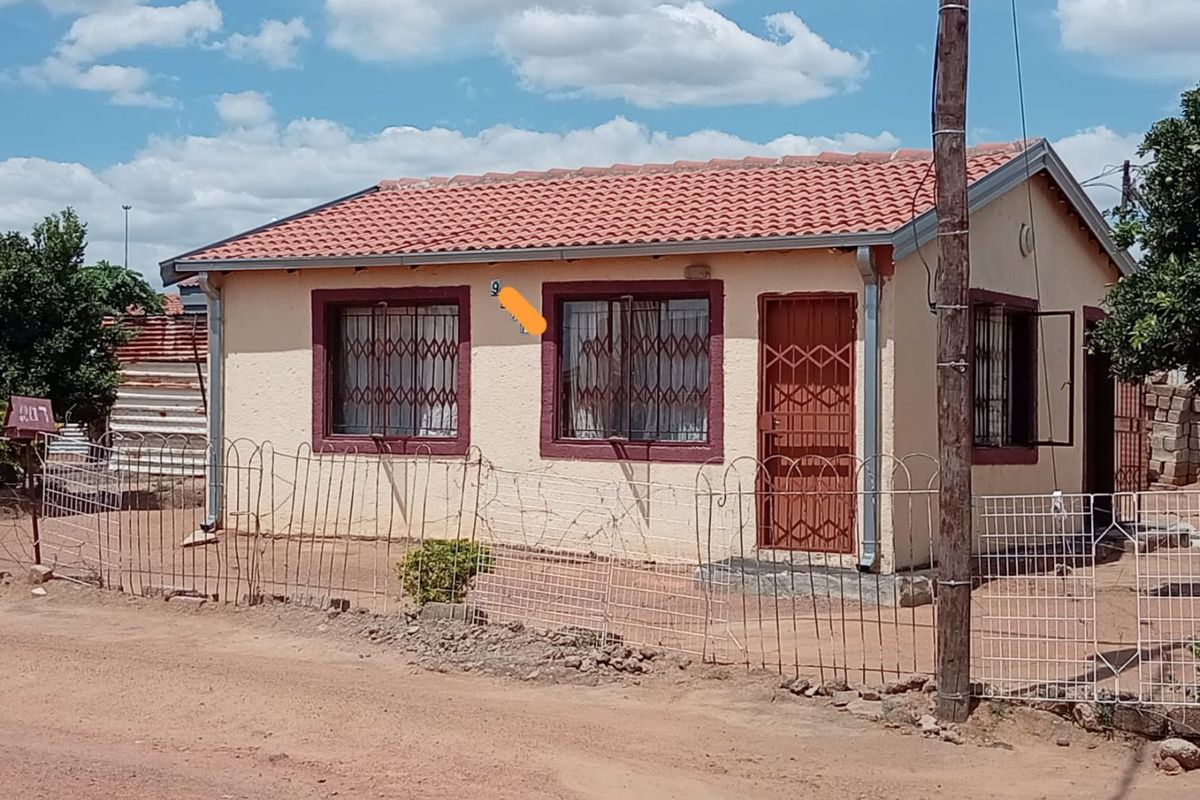 2 Bedroom House in Soshanguve P - Photo 2