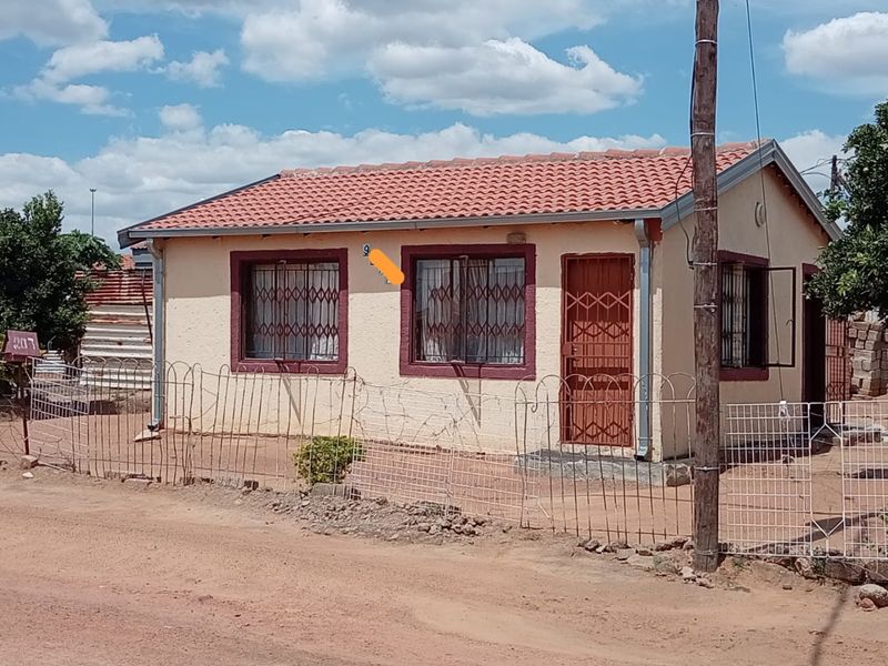 2 Bedroom House in Soshanguve P - Photo 2