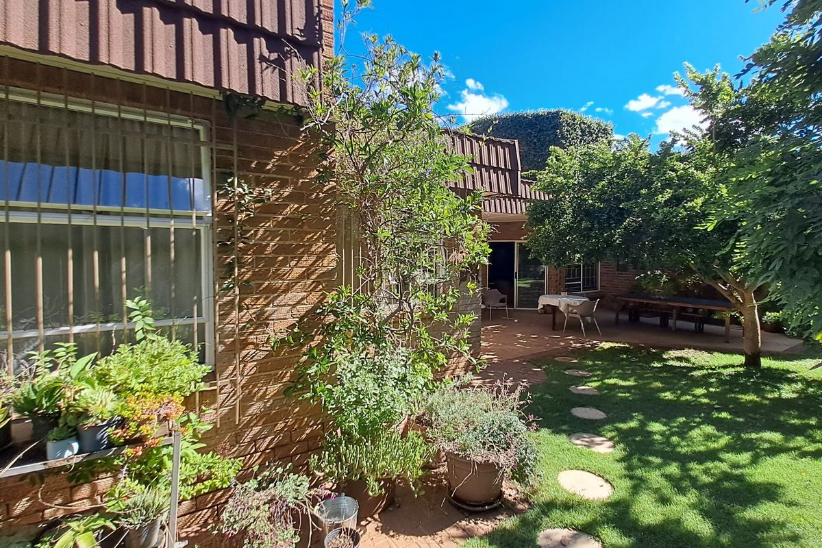 Immaculate Family Home in upper Universitas area - Photo 3