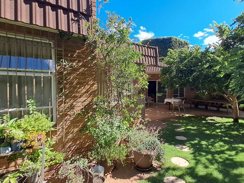 Immaculate Family Home in upper Universitas area - Photo 3