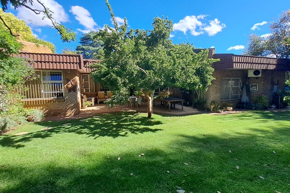 Immaculate Family Home in upper Universitas area - Photo 2