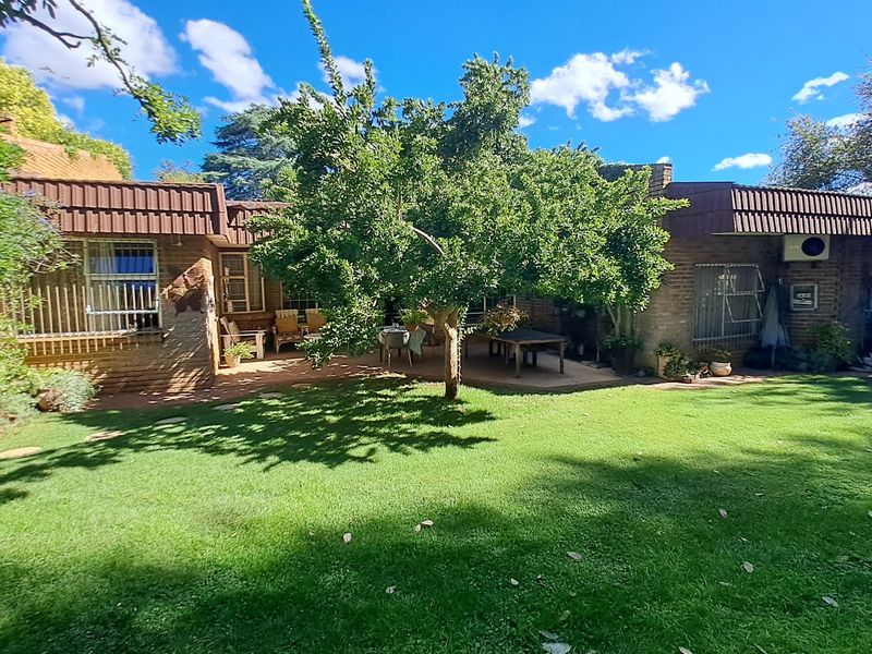 Immaculate Family Home in upper Universitas area - Photo 2