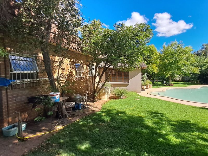 Immaculate Family Home in upper Universitas area - Photo 10