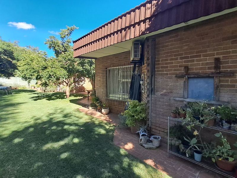 Immaculate Family Home in upper Universitas area - Photo 9