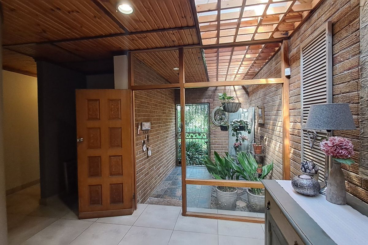 Immaculate Family Home in upper Universitas area - Photo 4