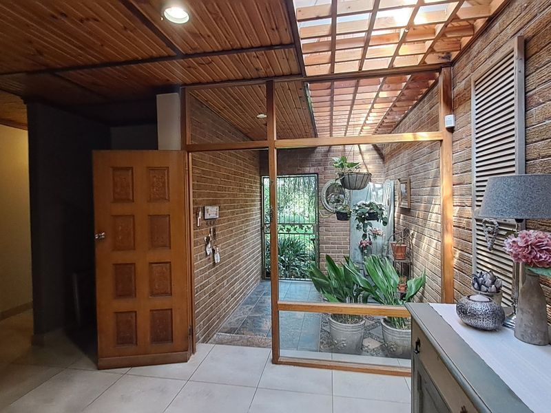 Immaculate Family Home in upper Universitas area - Photo 4