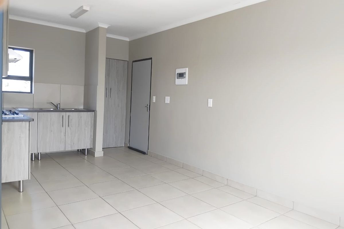 Stunning 1 Bedroom Apartment For Sale in Glen Acres Estate, Glen Austin, Midrand - Photo 4