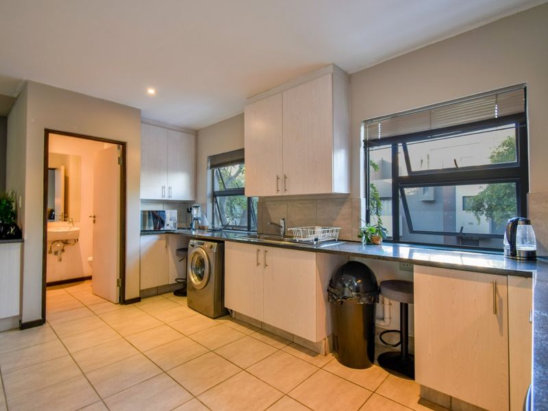 ULTRA-MODERN 2 BEDROOM BOUTIQUE HOME IN LOMBARDY ESTATE - Photo 10