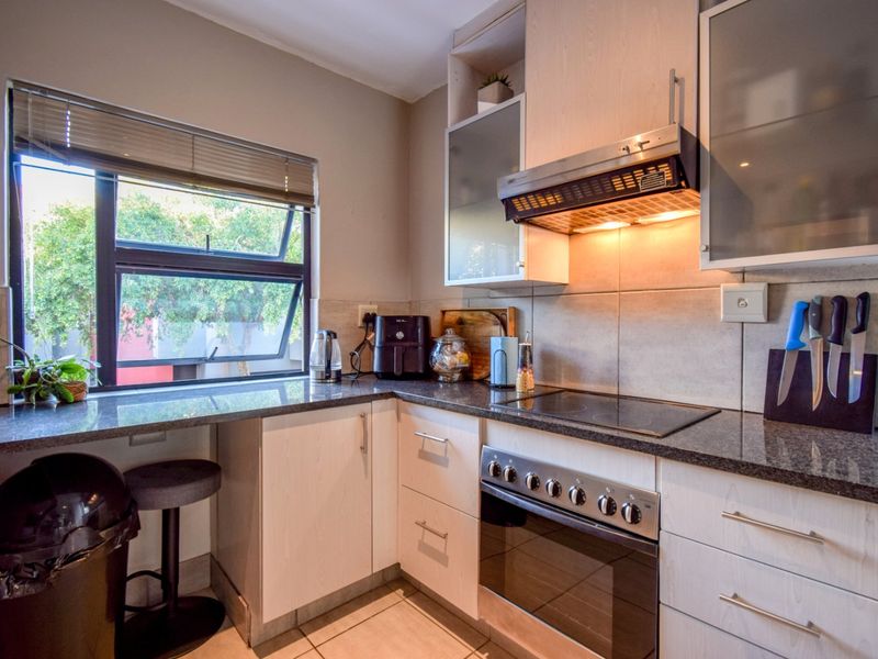 ULTRA-MODERN 2 BEDROOM BOUTIQUE HOME IN LOMBARDY ESTATE - Photo 8