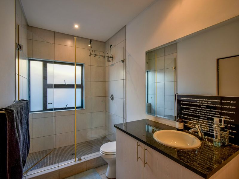 ULTRA-MODERN 2 BEDROOM BOUTIQUE HOME IN LOMBARDY ESTATE - Photo 7