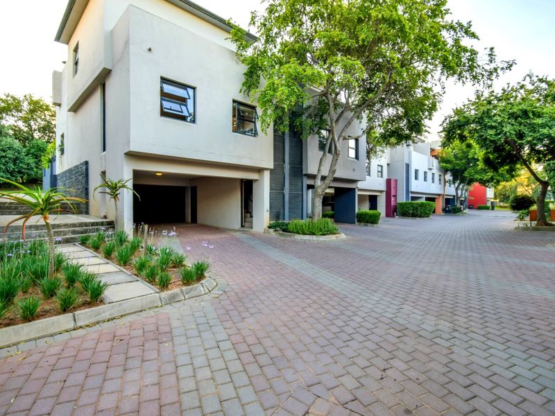 ULTRA-MODERN 2 BEDROOM BOUTIQUE HOME IN LOMBARDY ESTATE - Photo 3