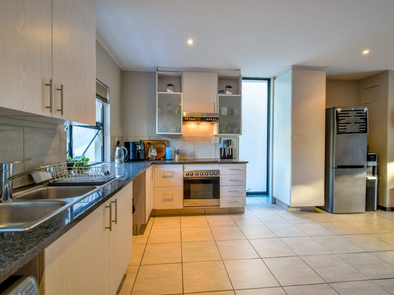 ULTRA-MODERN 2 BEDROOM BOUTIQUE HOME IN LOMBARDY ESTATE - Photo 5