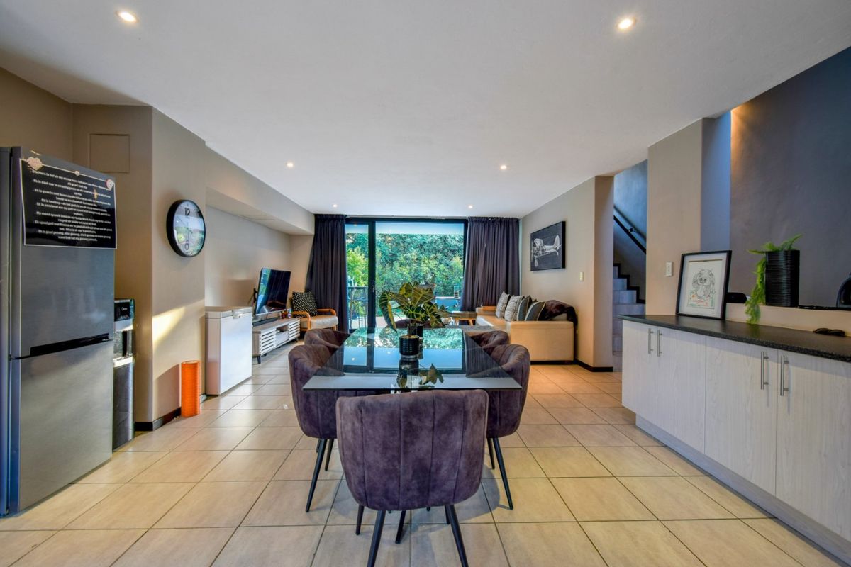 ULTRA-MODERN 2 BEDROOM BOUTIQUE HOME IN LOMBARDY ESTATE - Photo 4