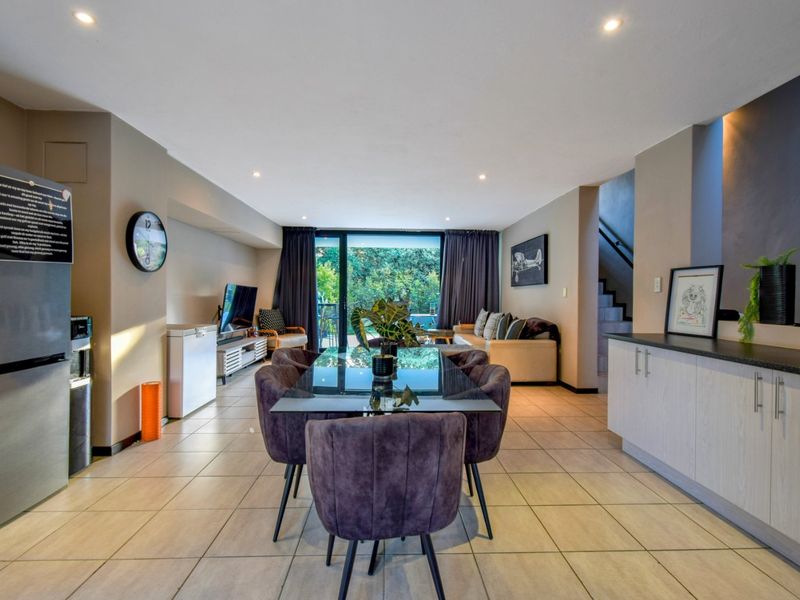 ULTRA-MODERN 2 BEDROOM BOUTIQUE HOME IN LOMBARDY ESTATE - Photo 4