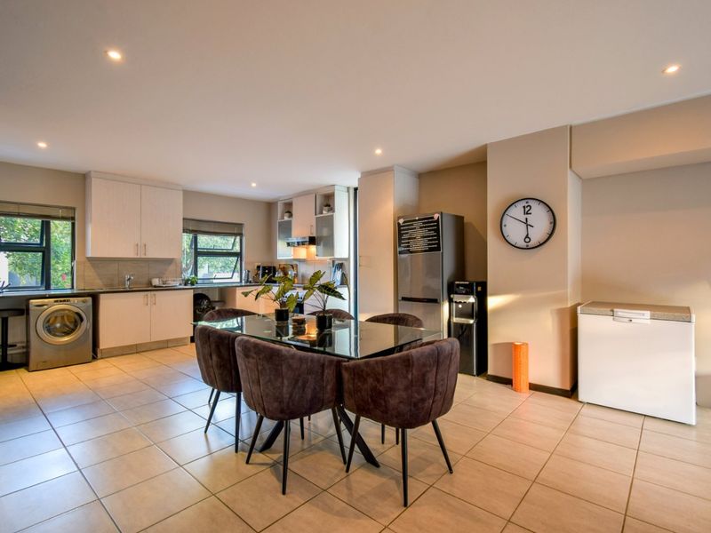 ULTRA-MODERN 2 BEDROOM BOUTIQUE HOME IN LOMBARDY ESTATE - Photo 9