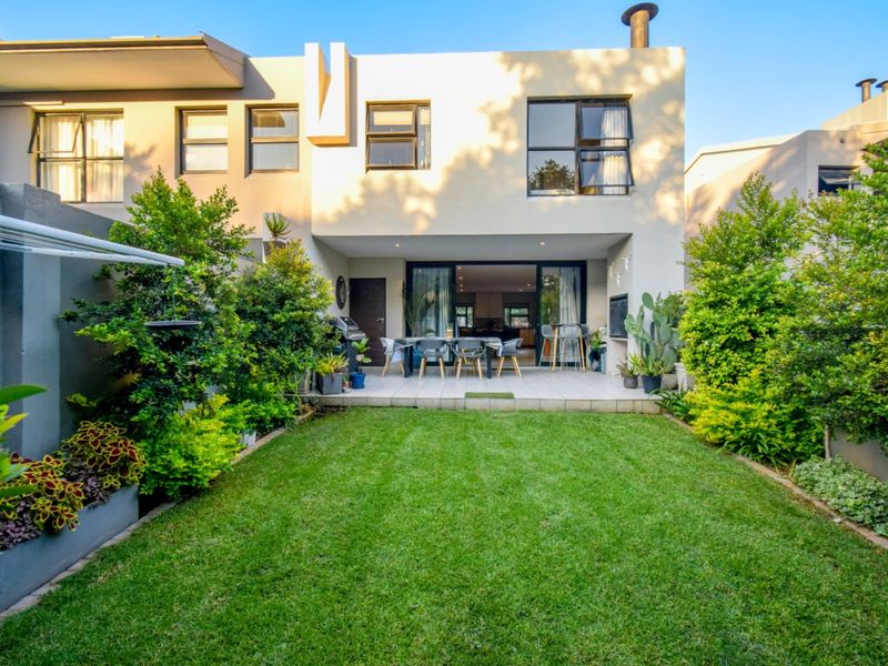 ULTRA-MODERN 2 BEDROOM BOUTIQUE HOME IN LOMBARDY ESTATE - Photo 2