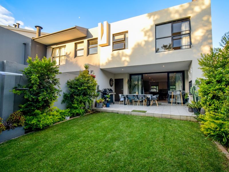 ULTRA-MODERN 2 BEDROOM BOUTIQUE HOME IN LOMBARDY ESTATE - Photo 1