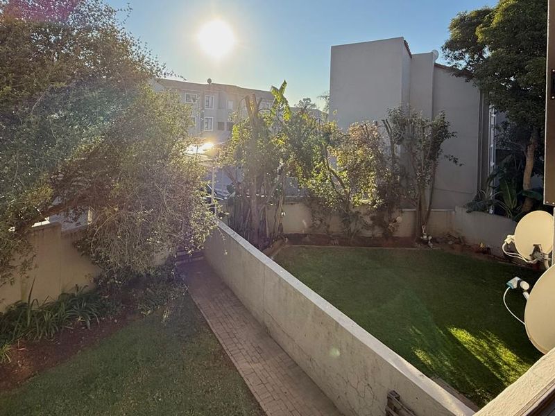 Fully Furnished 2-Bed in | Bryanston - Photo 3